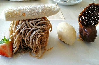 自家製和栗のモンブラン　2種のグラスを添えて