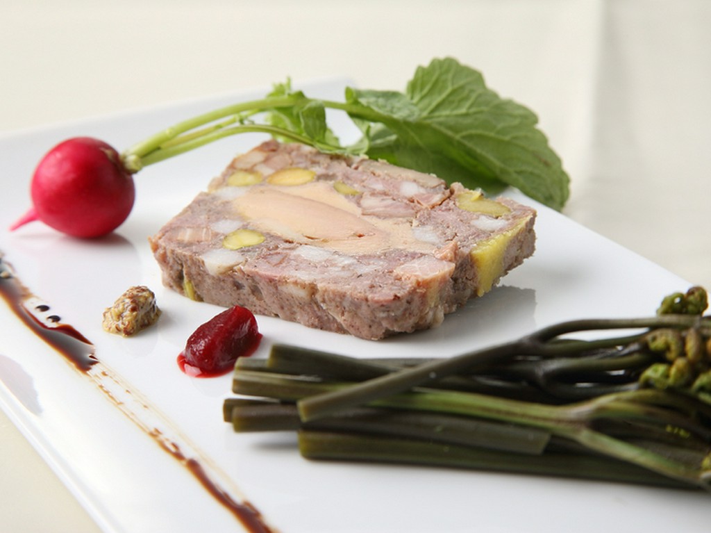 『ワイン豚とフォアグラのパテ 裏山で採れたワラビのマリネ』