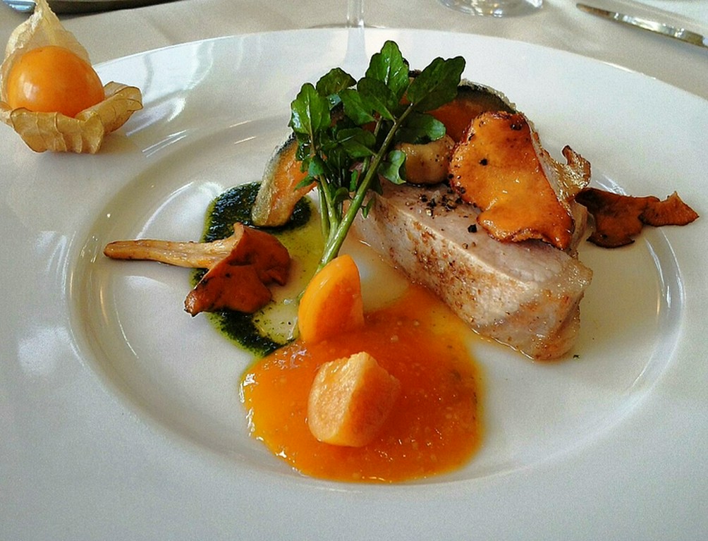 熟成させたワイン豚ロース肉　地場で採れたほおずきのソース