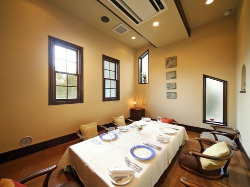 接待や家族で食事を楽しむなど、少人数で利用できる個室も用意