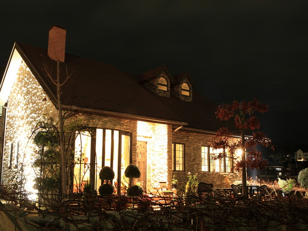 夜はライトアップされ、いちだんとムード満点です