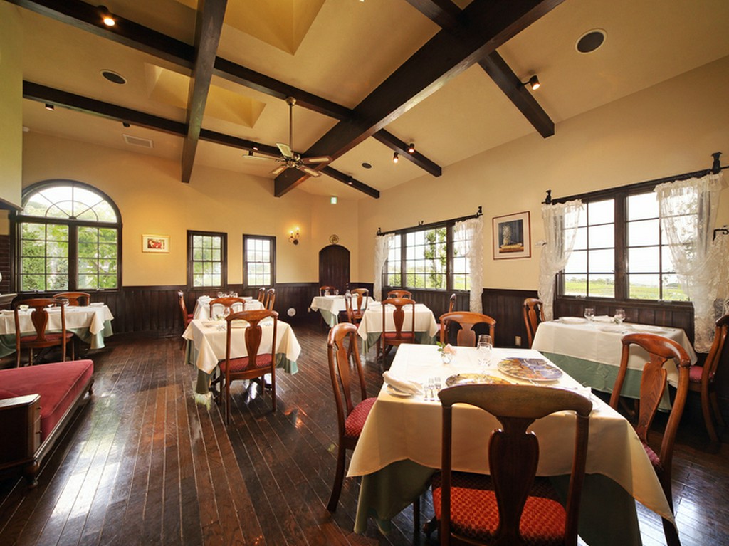 自然あふれる景色も眺めながら食事を楽しめる、明るいダイニング