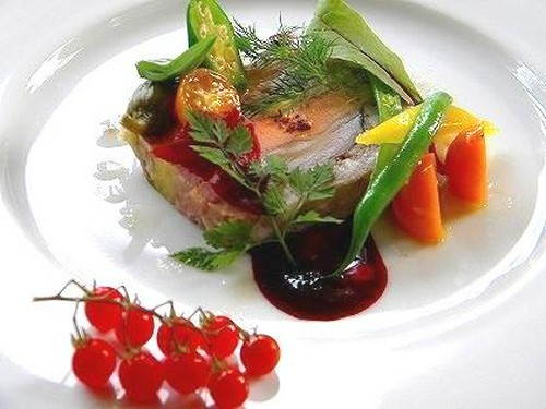 フォアグラとワイン豚のパテ　自家菜園ブラックベリーピューレ　