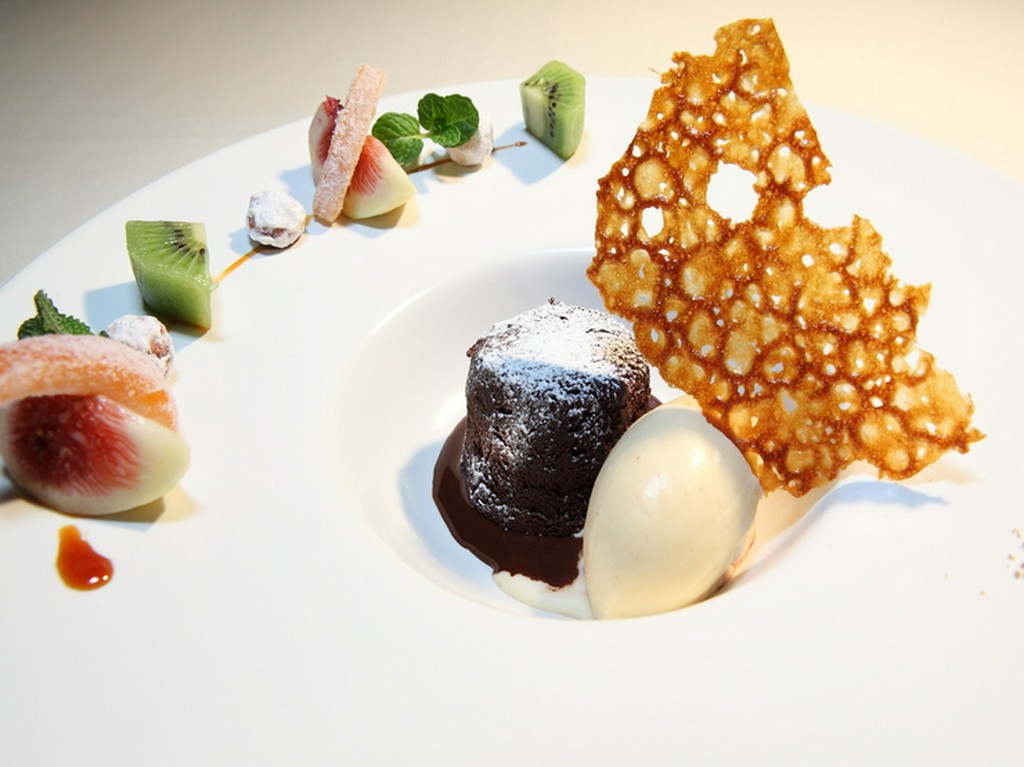 温めたガトーショコラとアニス風味のグラス