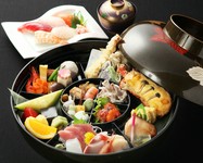 前菜、お造り（中トロ入り）
サラダ、エビチリ、煮物、焼物
揚物、寿司5カン、茶碗蒸し
お椀、デザート