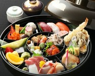 前菜、お造り（中トロ入り）
サラダ、エビチリ、煮物、焼物
揚物、寿司3カン、茶碗蒸し
お椀、デザート