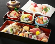 前菜、お造り、煮物、焼物、揚物
寿司5カン、茶碗蒸し、お椀
デザート