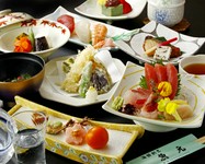 前菜・お造り・焚合せ・焼物・温物・揚物・お椀・食事（寿司又はちまき）・デザート