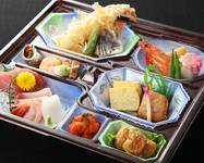 ※茜・椿・松・桜・竹・梅はご飯は付いておりません。
プラス216円でご飯と味噌汁をお付け出来ます。