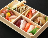 寿司5貫、すきやき重、天ぷら、煮物、焼物