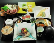 小鉢2点・すきやき・お造り・焼物・揚物・茶碗蒸し・御飯・味噌汁・デザート