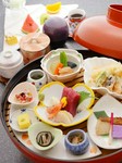 小鉢5点・お造り・煮物・焼物・揚物・茶碗蒸し・御飯・味噌汁・デザート5点・コーヒー
