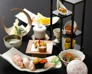 食前酒・小鉢3点・先付・煮物・焼物・揚物・にぎり寿司5貫（トロ2貫・白身魚・ウニ・イクラ）・味噌汁・デザート・コーヒー