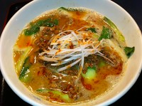 じっくり煮出したコラーゲン白湯スープを使い、麺には太麺をあわせました。ガッツリ食べたい一品です。