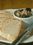 滑らかなピロードのように仕上げた鶏レバー、薄く延ばさずにバケットにたっぷり塗って食べるのがお勧めです