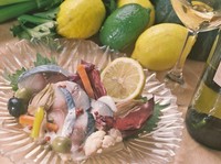お刺身でも食べれる上等なサバ、軽く塩で締め、ワインビネガーに短時間漬け込み　※要予約です　