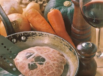 粗挽肉の網脂包み　トリュフの香り