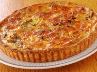 タルト生地にもチーズを練り込んだキッシュ、開店当時から続く大人気の一品です。
