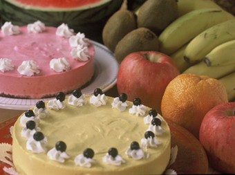 フレッシュフルーツをたっぷり使った日替わりケーキ