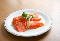 森林と海に囲まれたノルウェーサーモンです。鮮度の良い脂の乗った上質な身を入荷当日にフィレにさばきます、さてと、ここは腕の見せ所、岩塩とスパイスに漬け込み下味を付けますが、この塩加減が難しいのです、