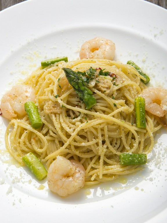食材の旨みが際立つ『エビとアスパラガスのペペロンチーノ』