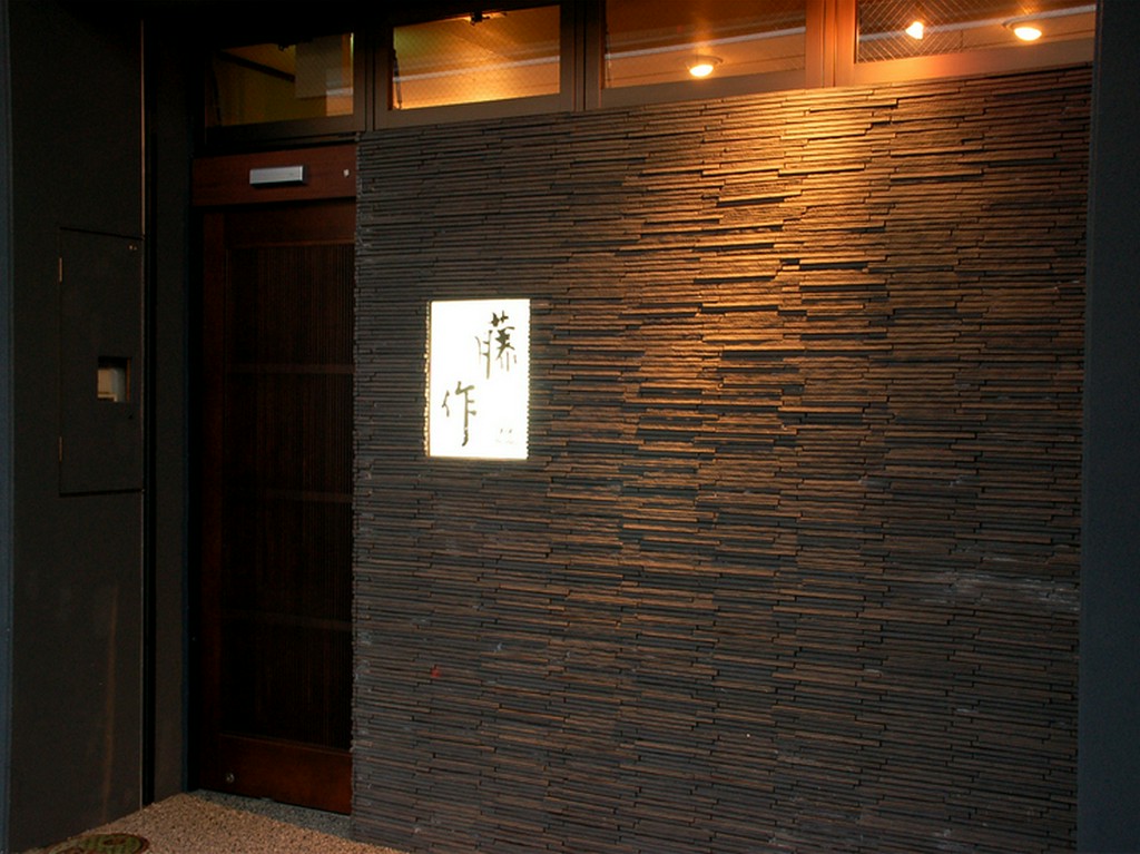 外観。城下町特有の町屋風のつくりです。入口を見逃さないように