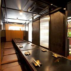 様々な個室空間アリ。店内の落ち着いた雰囲気で大人宴会◎