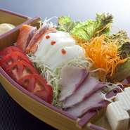 毎日仕入れる食材を使った海鮮サラダです。舟盛りで盛られてますので、テーブルが一気に華やかになります。