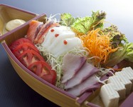 毎日仕入れる食材を使った海鮮サラダです。舟盛りで盛られてますので、テーブルが一気に華やかになります。