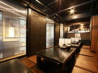 忘年会や新年会にも一押し！炭火焼鳥を含む全8品を２時間飲み放題付で。最大46名様全席個室空間でご案内可