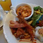  スパゲッティ・鶏唐揚・ソーセージ・エビフライ・ポテト・白いごはん（ふりかけ付）・オレンジジュース・アイスクリーム