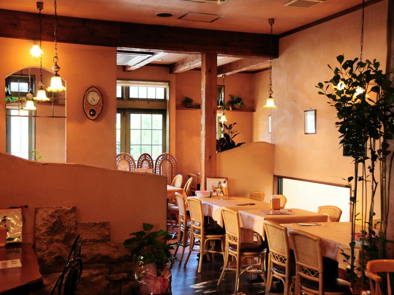 土壁・木・草花に囲まれたイタリアンの民家の暖かいイメージ。