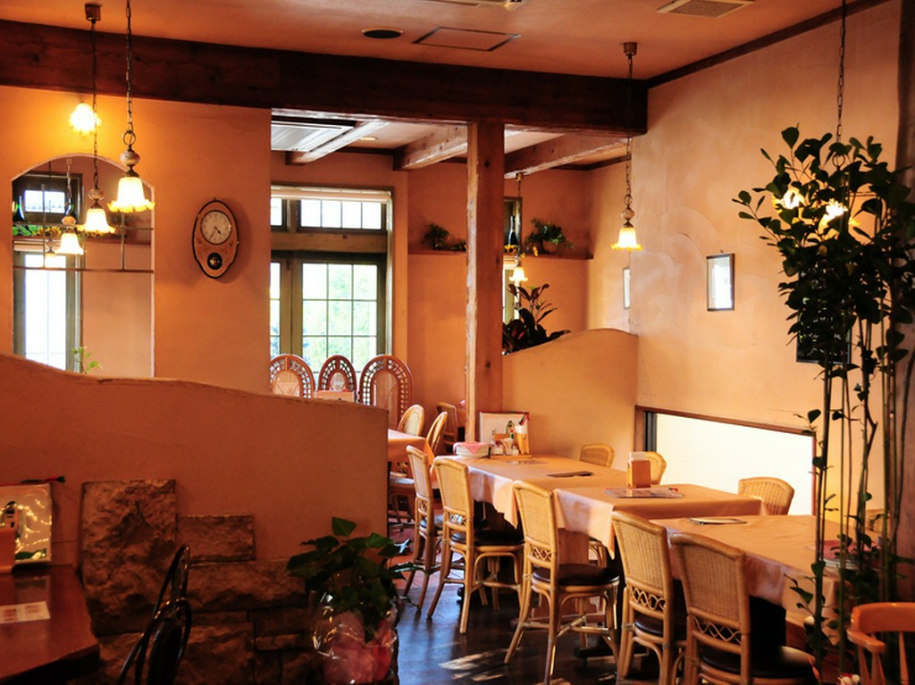 土壁・木・草花に囲まれたイタリアンの民家の暖かいイメージ。