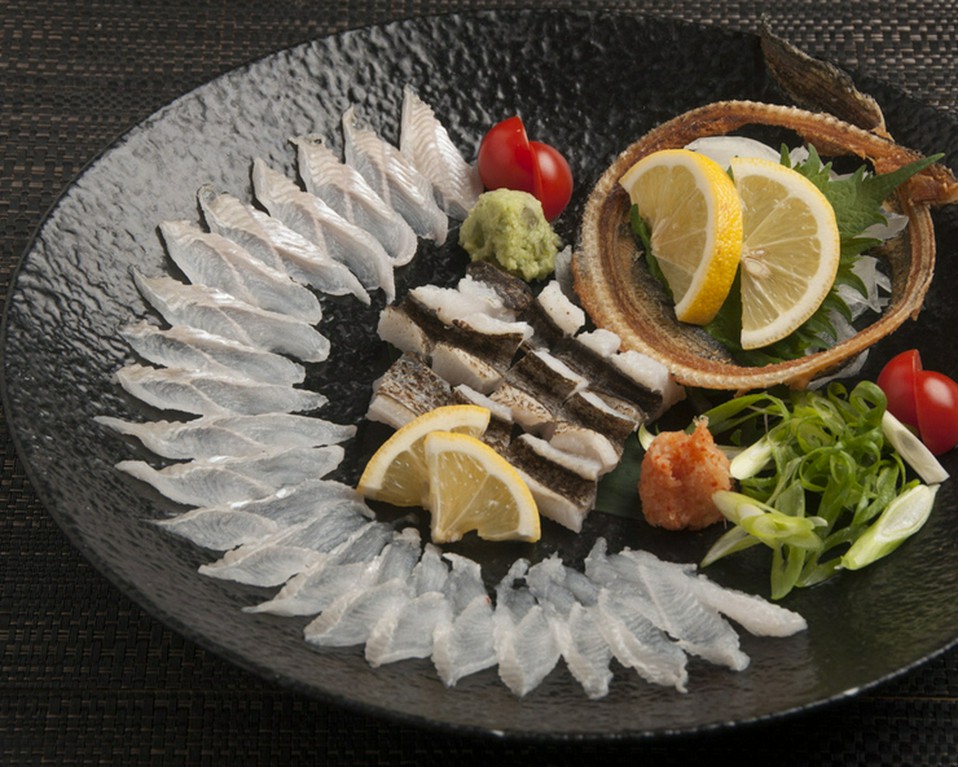 天然　活　真穴子薄造り