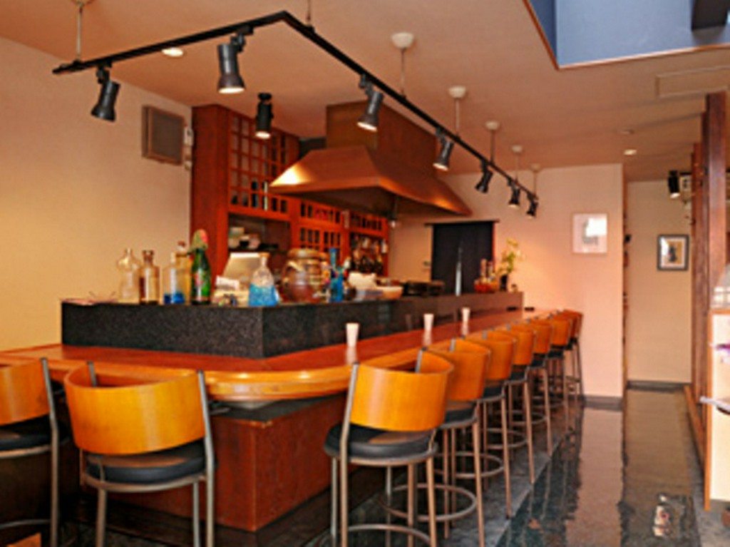 ゆったりとくつろげるモダンな店内