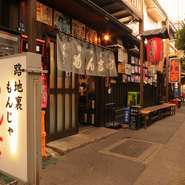 海外スターや芸能人の来店も多数ある【路地裏もんじゃ　もん吉　本店】。月島界隈でも屈指の人気を誇る味わいがお楽しみいただけます。