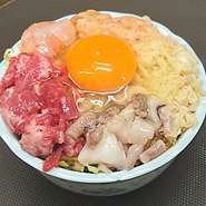 トッピング内容→牛肉・生いか・かに・貝柱・生えび・玉子。当店１番人気のお好み焼きです。
Beef and Squid and Crab and Scallop and Shrimp and Egg.