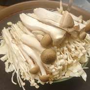 実はもんじゃとキノコの相性は抜群。シンプルだけど美味しい、ガッツリ食べたいけどカロリーが…という方には是非おススメしたいもんじゃです。