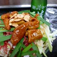 味噌味のホルモン、ニラ、もやし、ニンニクが入った味噌風味のもんじゃです。
Broiled pieces of pork and Chinese chive and Bean sprouts and Garlic chip.