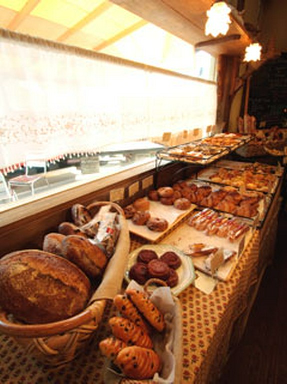 職人たちが毎朝焼き上げる、食事のできるパン屋さんです