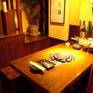 2F、3Fは団体でお使いいただける席を用意しております。歓送迎会、飲み会、忘年会、新年会など各種ご宴会にも対応。落ち着いた雰囲気で楽しい時間を過ごしていただけること間違いなしです！ 