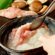 お肉を焼く前に、国産玉ねぎのすりおろしにくぐらしてから焼いて頂いております。お肉の旨みを引き出します
