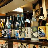 1Fはカウンター席がメインでスタッフとの会話も楽しめる空間です。料理のこと、焼酎のことなど気軽にお声がけください！