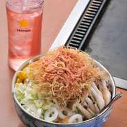 海鮮は築地から、メインの粉や野菜は新鮮なものを常にご用意しております。素材からこだわる老舗の味を、是非ご賞味下さい！