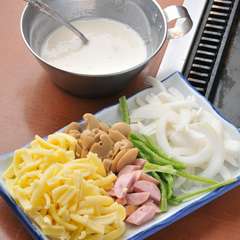 野菜やチーズなどの具材をクレープのように包む「麦焼」。