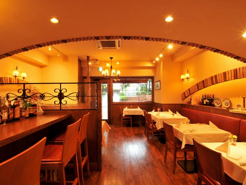 木の温もりあふれる優しい雰囲気の店内