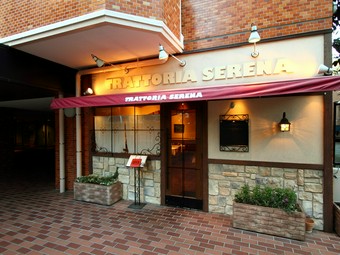 高級住宅街の一角にたたずむ、大人たちの隠れ家