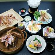 春懐石コース　　　12品　3500円（税抜）
かにずくしコース　10品　5500円（税抜）

※掲載写真はかにずくしコースです。