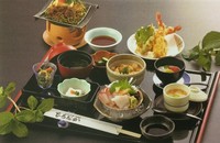 ハンバーグ・海老フライ・串カツ・刺身・蒸しもの・白飯・水菓子付
