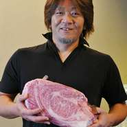 肉好き店主がこだわった精肉問屋直送の「A4黒毛和牛」を使用。美味しさもボリュームも満点なのにリーズナブル！　お客様目線のとっておきのお店です。ぜひお立ち寄りください。